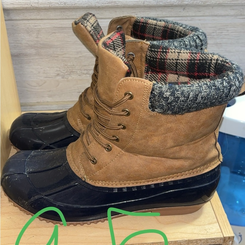 Duck boots